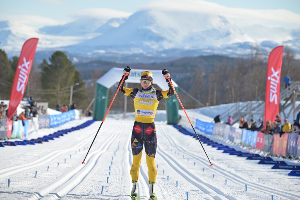 Emilie Fleten i den gula ledarvästen