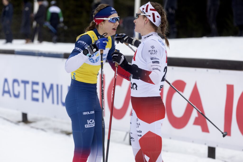 Elin och Sofia Henriksson kramar om varandra efter damernas 20 kilometers lopp.